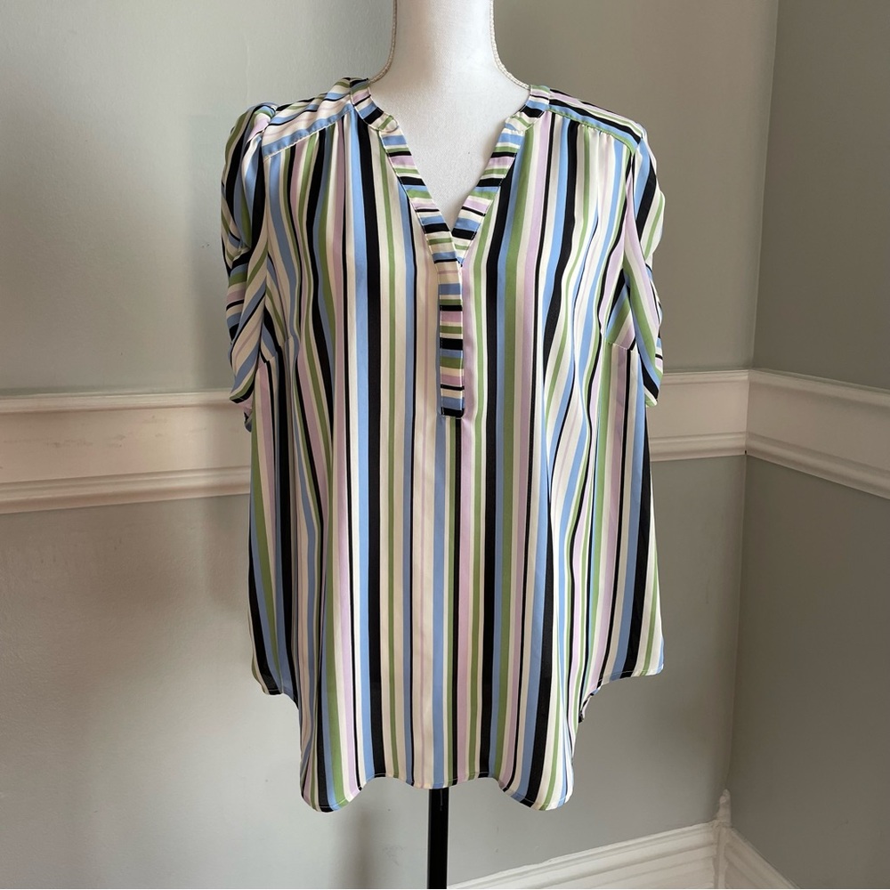 TORRID Striped V-Neck button up collar Blouse size 1 (14/16 or 1X) short sleeve